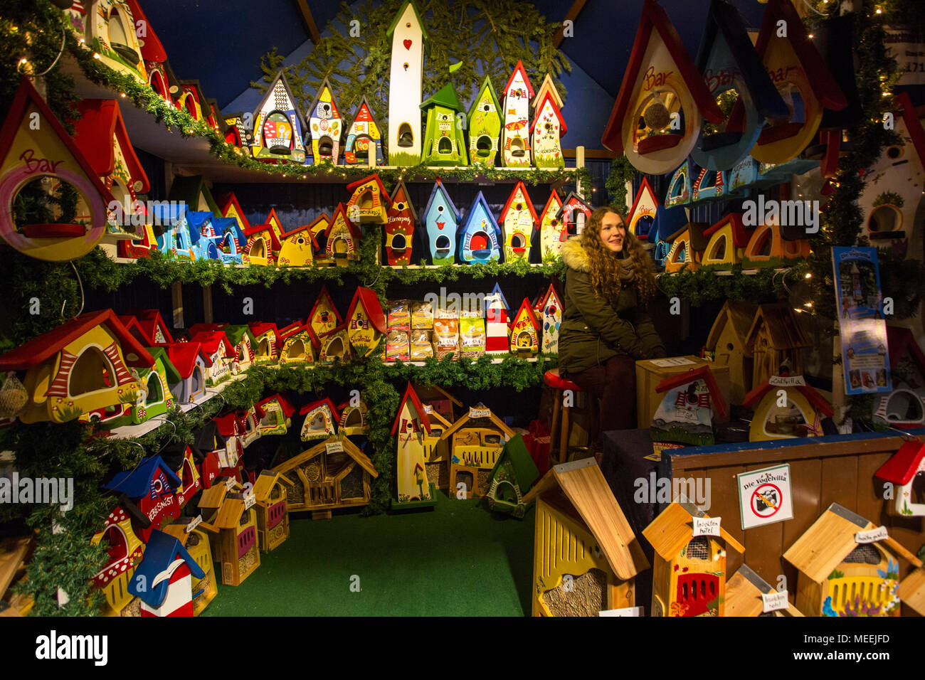 Traditionelles Kunsthandwerk zum Verkauf an der traditionelle Weihnachtsmarkt in Bonn, Nordrhein-Westfalen, Deutschland Stockfoto
