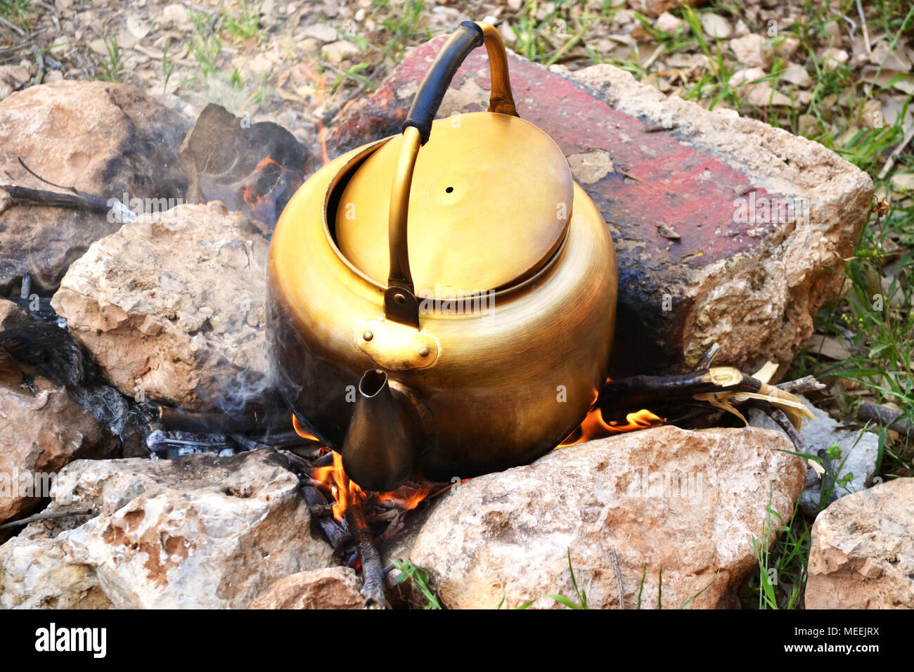 Golden alten Wasserkocher Wasser zu Kochen auf Holz Feuer, während Camping  Stockfotografie - Alamy