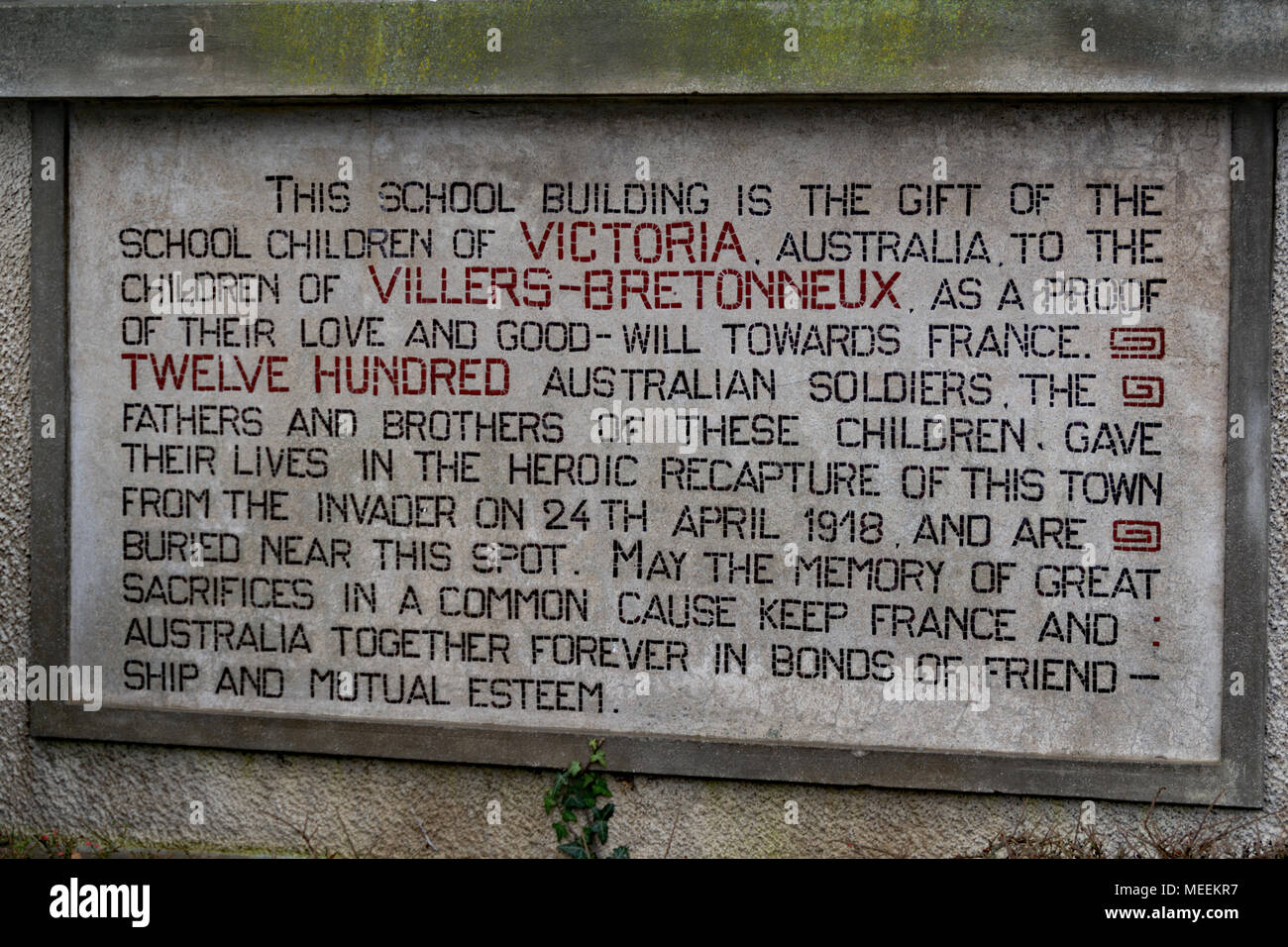 Die Gedenktafel zur Erinnerung an 1918 Schlacht bei Amiens (Frankreich) Begabte durch die Schule Kinder von Victoria, Australien. Stockfoto