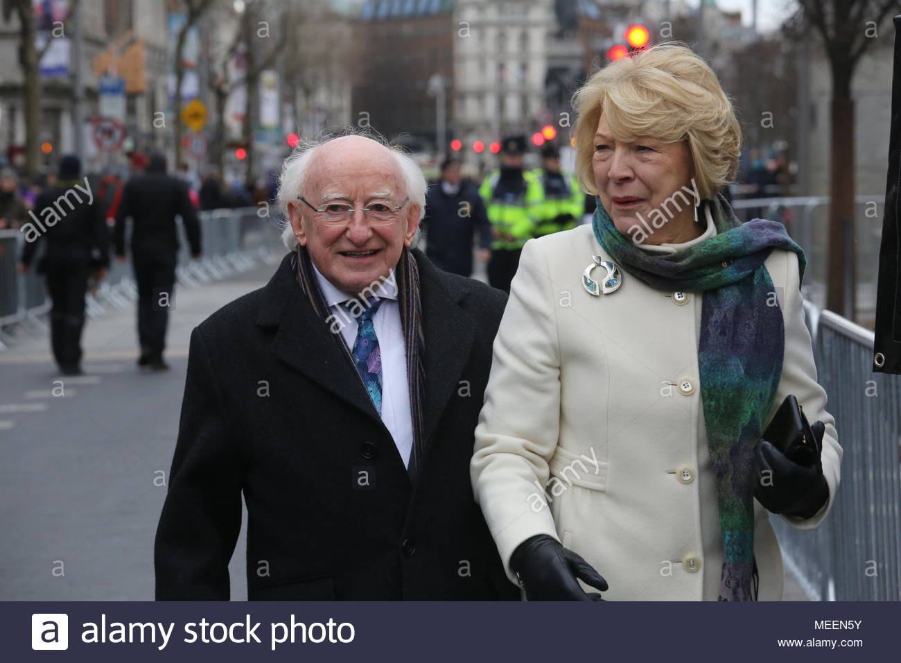 Präsident Michael Higgins und seine Frau Sabina ein Rundgang in Dublin genießen nach der Osterfeierlichkeiten in der O'Connell Street. Credit: reallifephotos/Alamy Stockfoto