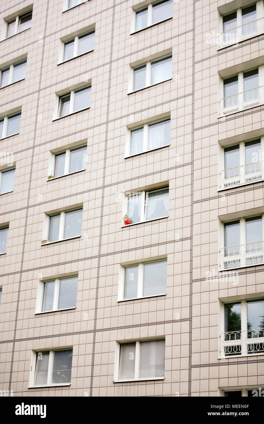Ein roter Blumentopf auf einer sozialistischen Apartment Block auf der Karl Marx Allee Boulevard Berlin Deutschland EU. Stockfoto