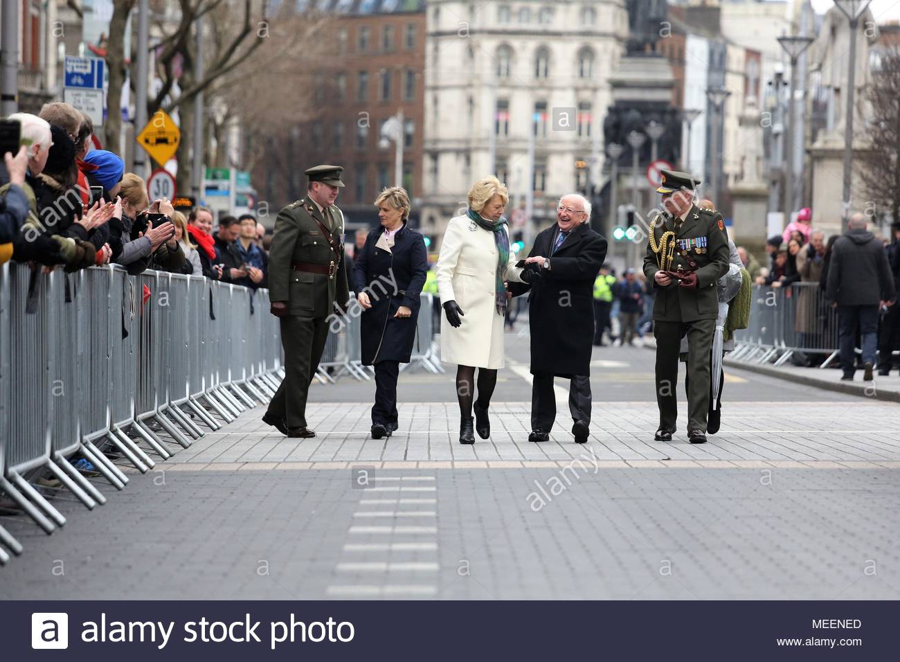 Präsident Michael Higgins und seine Frau Sabina ein Rundgang in Dublin genießen nach der Osterfeierlichkeiten in der O'Connell Street. Credit: reallifephotos/Alamy Stockfoto