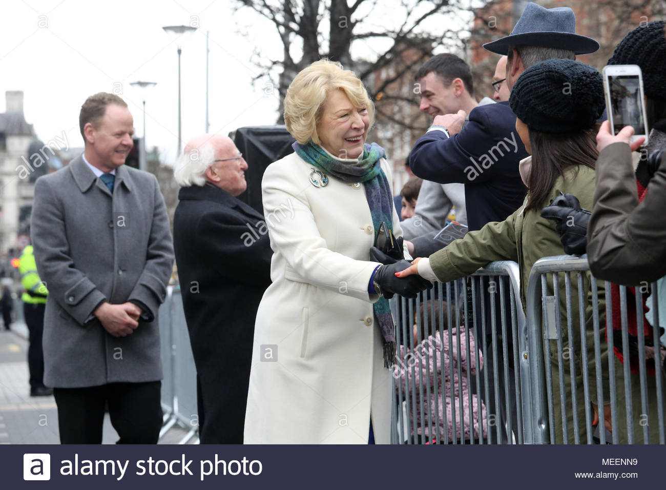 Präsident Michael Higgins und seine Frau Sabina ein Rundgang in Dublin genießen nach der Osterfeierlichkeiten in der O'Connell Street. Credit: reallifephotos/Alamy Stockfoto