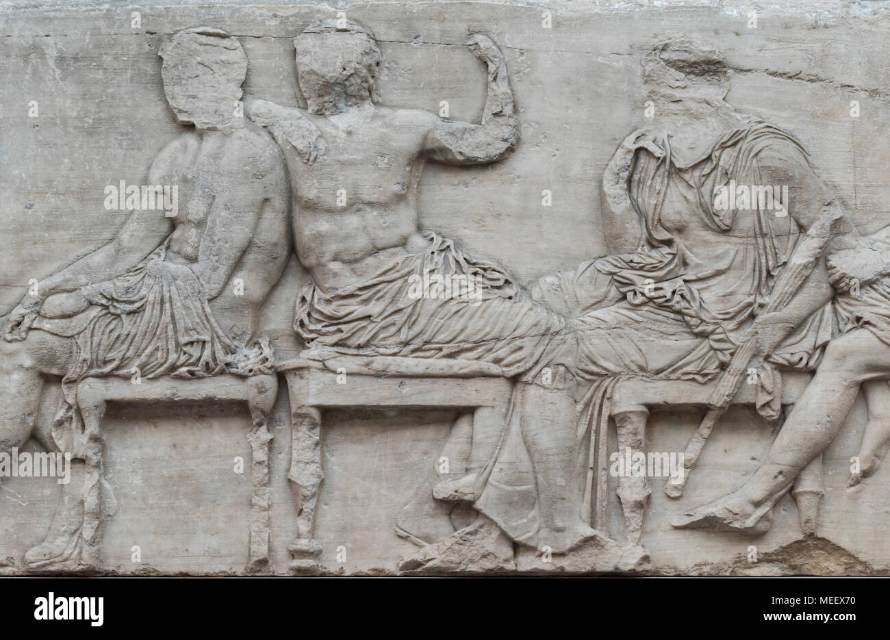 London. England. British Museum, Parthenon-fries (Elgin Marbles), Olympischen Götter auf Stühlen sitzt, von der Parthenon auf der Akropolis in Athen, Ca. Stockfoto