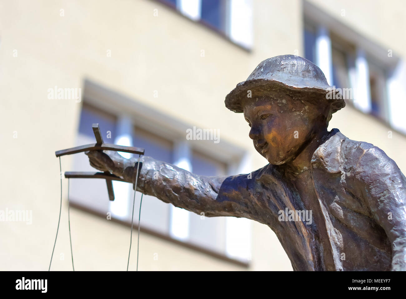 Bialystok, Polen - 30. April 2012: Monument Szenen Theater in Bialystok, Polen. Skulpturengruppe aus Metall mit Puppet Master und Marionette auf Strings Stockfoto Bialystok, Polen - 30. April 2012: Monument Szenen Theater in Bialystok, Polen. Skulpturengruppe aus Metall mit Puppet Master und Marionette auf Strings Stockfoto