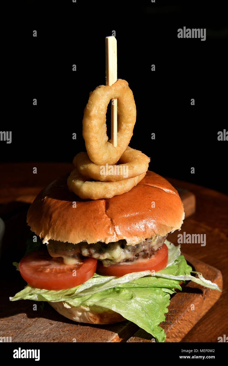 Bilder zeigen vergoldet, Lebensmittel, Käse Burger mit Zwiebeln Tomaten und Salat, Steak und Pilze essen und einem Speck und Hähnchen Gericht. Stockfoto