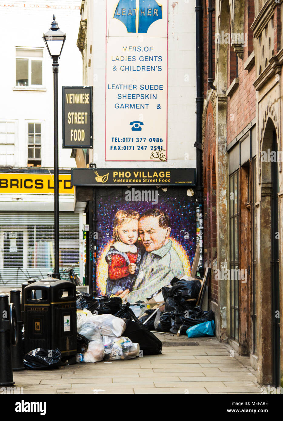 Londoner Straßen mit Street Art. Kiesig und das städtische Leben mit einer Nachricht Stockfoto