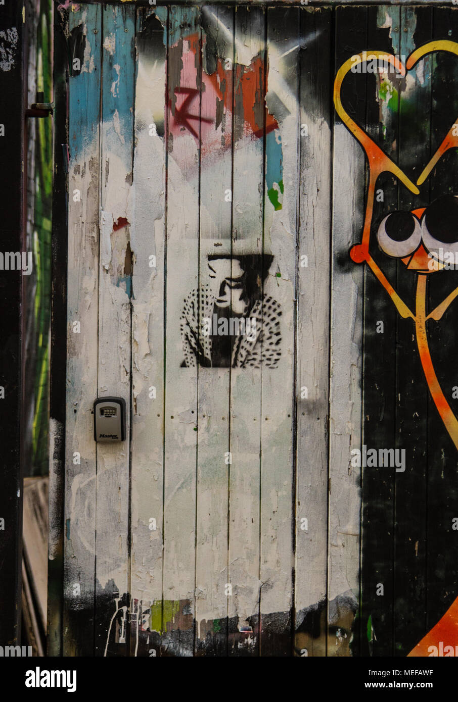 Londoner Straßen mit Street Art. Kiesig und das städtische Leben mit einer Nachricht Stockfoto