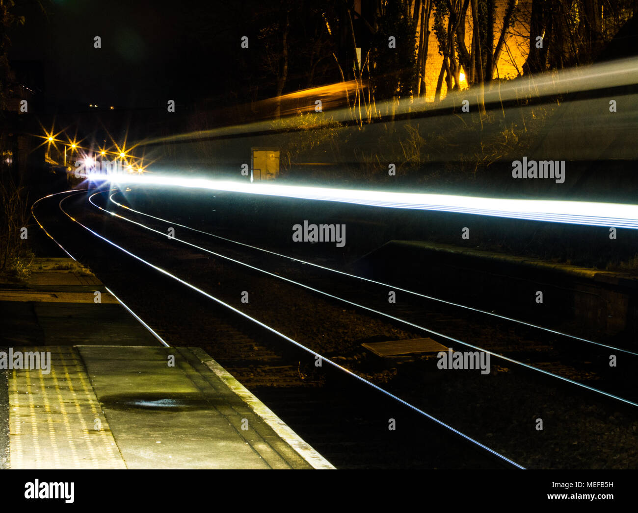 Nacht Zeit Zug lange Belichtung und leichte Wanderwege der Bewegung mit den Schatten Stockfoto
