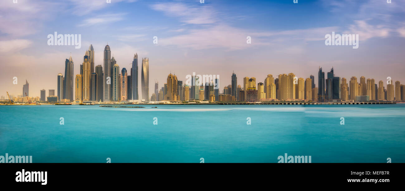 Panorama von Dubai Marina fotografiert von der Palm Jumeirah Stockfoto