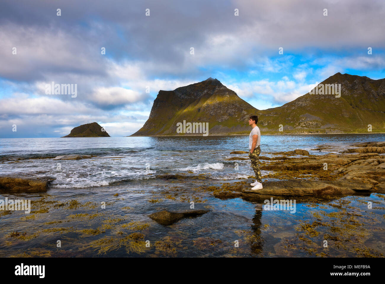 Wanderer bei haukland Strand auf Lofoten Stockfoto