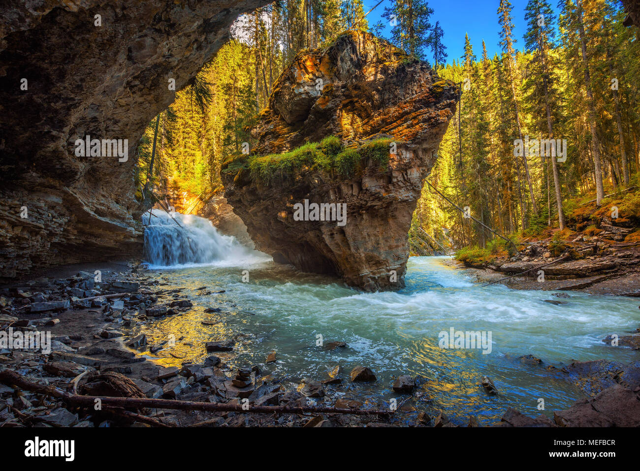Johnston Creek in Kanada aus einer Höhle fotografiert. Stockfoto
