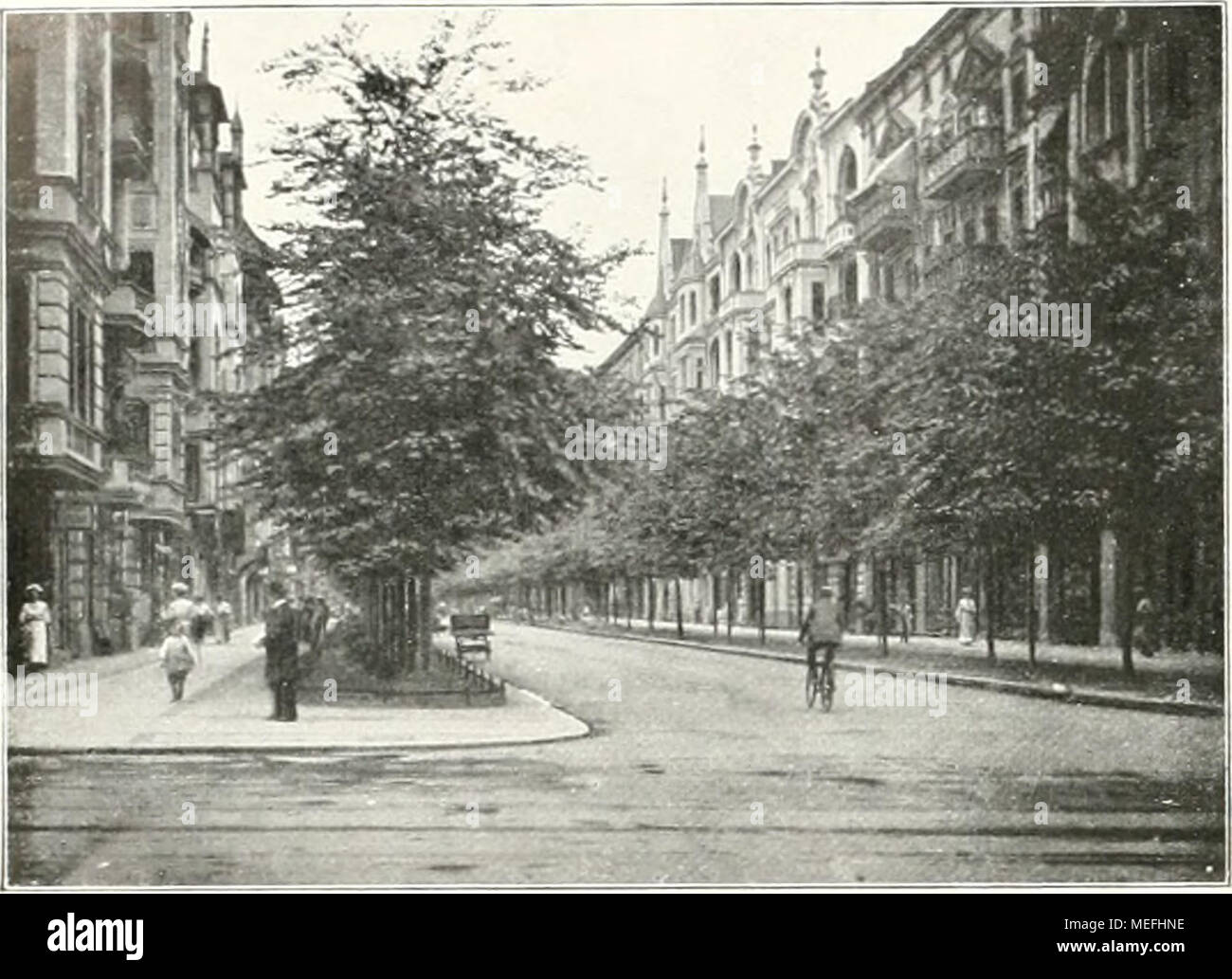 . Gartenkunst sterben. Neue Vi 11 terfeldstraf 3e in Schoeneberg-Berlin. sterben einzelnen trotz aller auf eine gleichmäßige Erschei-nung abzielenden Vorschriften doch verschiedenen Anlagen zu einem einheitlichen Gartenstreifen zu-sammengezogen Werdener, nach den Vorschlägen von Willy Lange, Fritz Zahn u.a. zu einem Märchen und Bebauung, zur Umrahmung des ganzen Bau-Blöcken, damit Ruhe, Ordnung, Übersichtlichkeit in die Vielheit der Straßenwandung komme (Abb. Seite 92 und Seite 93). Dies wäre jedoch nur möglich, wenn die Reihe aufeinanderfolgender Vorgärten befinden sich in einer Hand befindet - bekanntlic Stockfoto