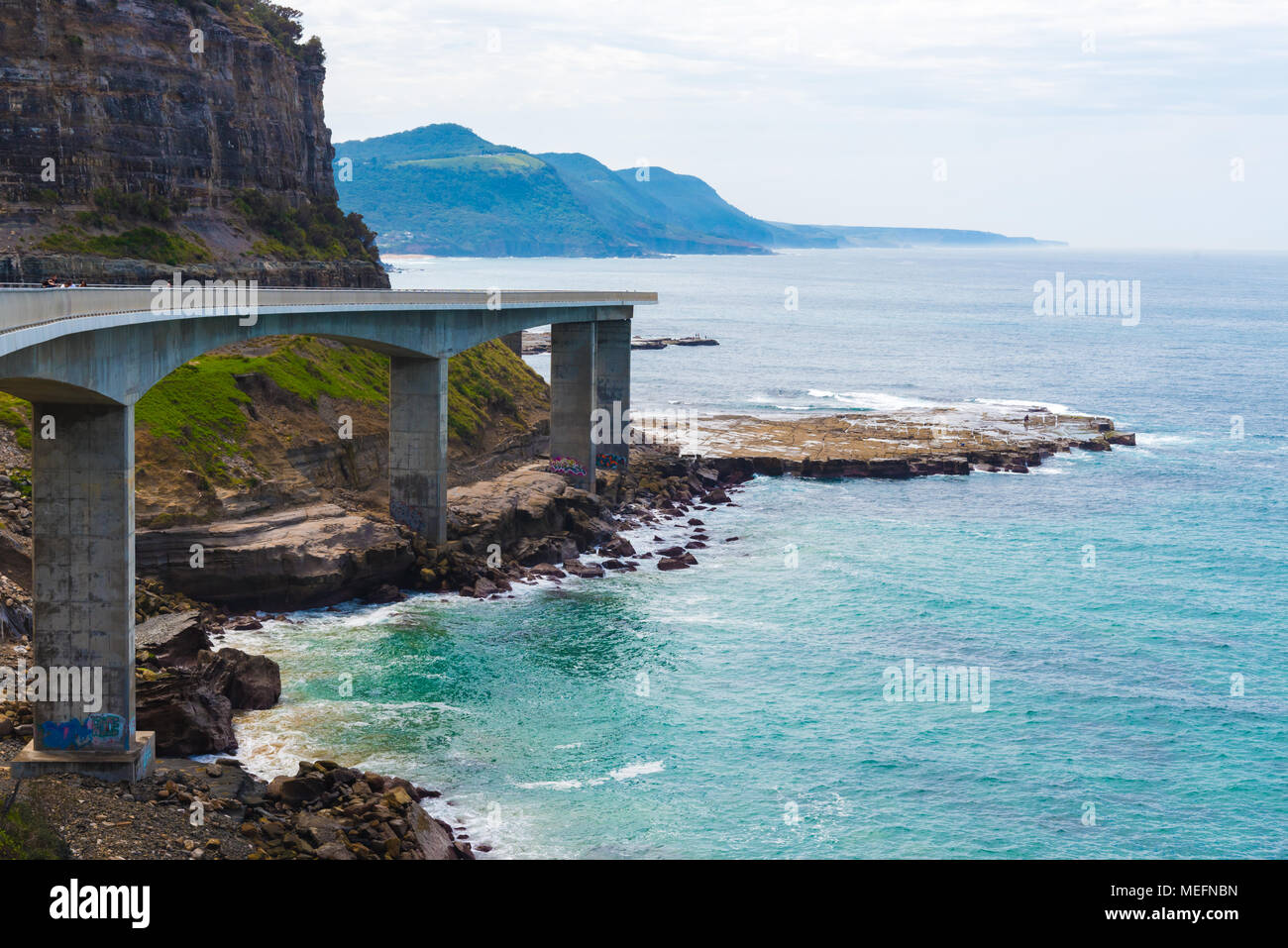 Australia-April Coalcliff, NSW, 2, 2018: Blick über die 665 Meter lange Sea Cliff Bridge, eine ikonische Brücke entlang des Grand Pacific Drive Stockfoto