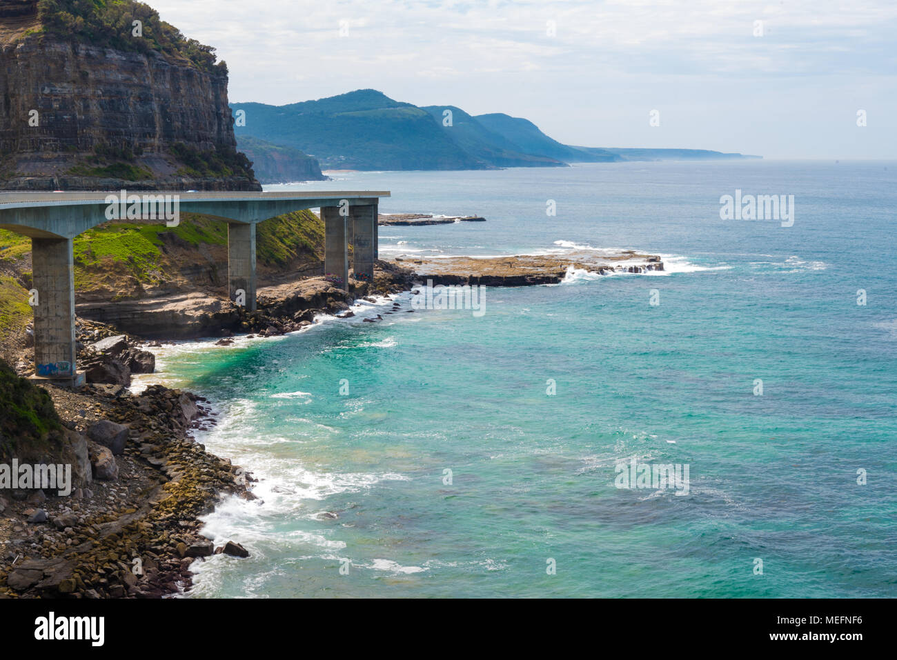 Australia-April Coalcliff, NSW, 2, 2018: Blick über die 665 Meter lange Sea Cliff Bridge, eine ikonische Brücke entlang des Grand Pacific Drive Stockfoto
