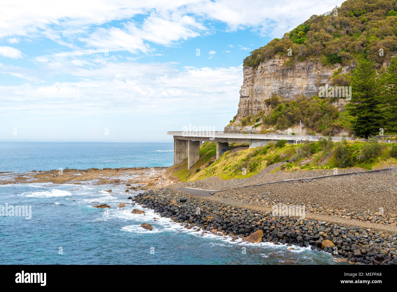 Australia-April Coalcliff, NSW, 2, 2018: Blick über die 665 Meter lange Sea Cliff Bridge, eine ikonische Brücke entlang des Grand Pacific Drive Stockfoto