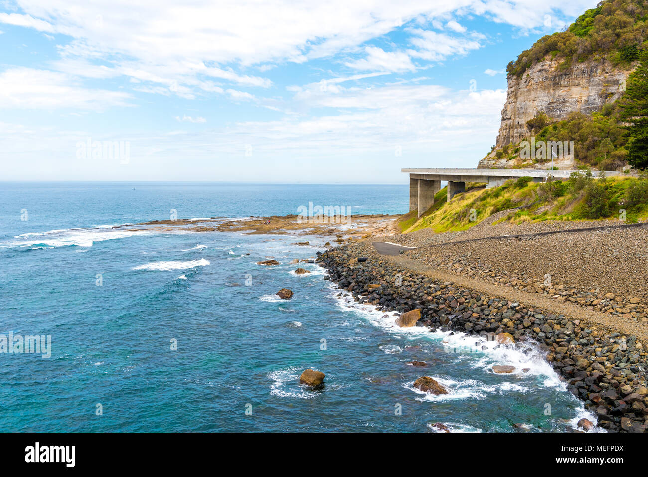 Australia-April Coalcliff, NSW, 2, 2018: Blick über die 665 Meter lange Sea Cliff Bridge, eine ikonische Brücke entlang des Grand Pacific Drive Stockfoto