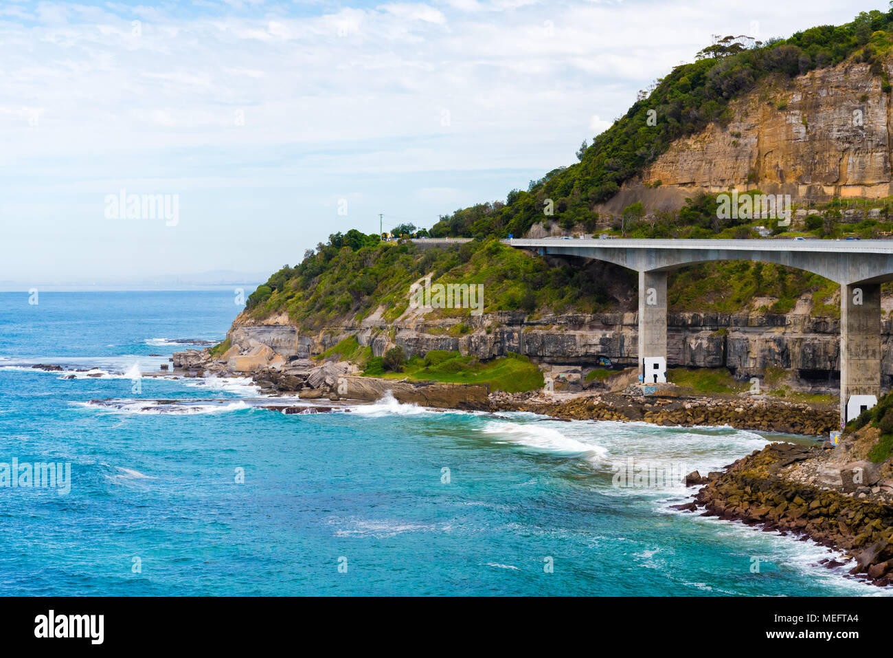 Australia-April Coalcliff, NSW, 2, 2018: Blick über die 665 Meter lange Sea Cliff Bridge, eine ikonische Brücke entlang des Grand Pacific Drive Stockfoto