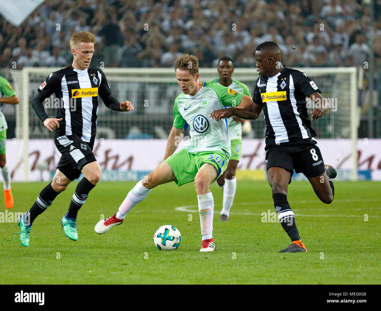 Sport, Fußball, Bundesliga, 2017/2018, Borussia Mönchengladbach gegen VfL Wolfsburg 3:0, Stadion Borussia Park, Szene des Spiels, v.l.n.r. Oscar Wendt (MG), Paul Jaeckel (Wolfsburg), Riechedly Bazoer (Wolfsburg), Denis Zakaria (MG) Stockfoto