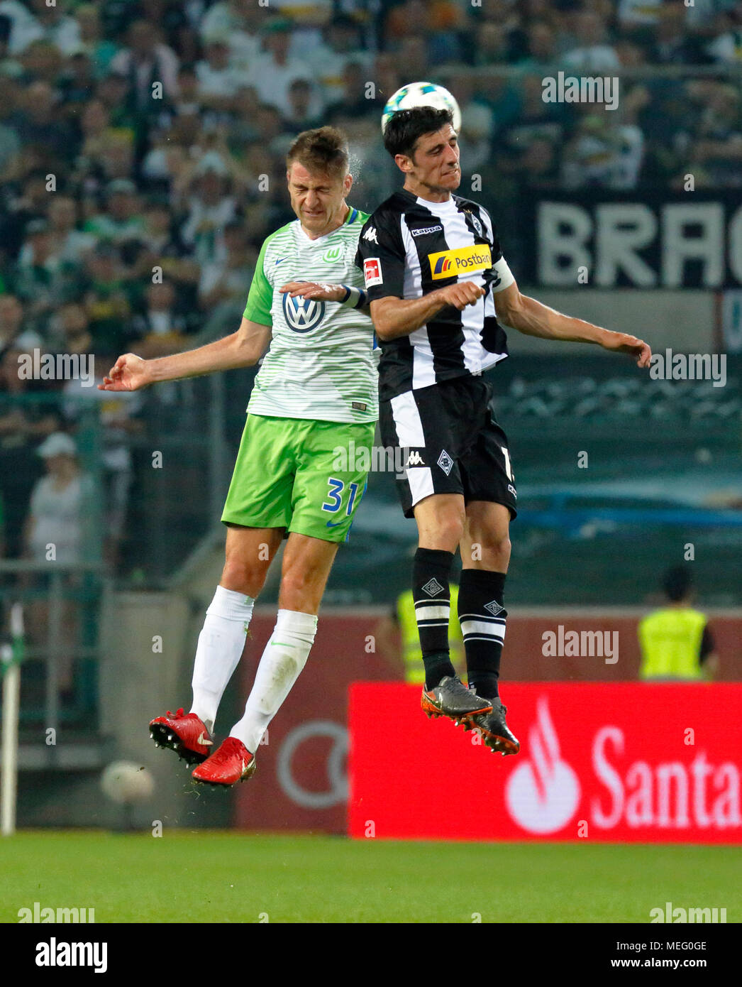 Sport, Fußball, Bundesliga, 2017/2018, Borussia Mönchengladbach gegen VfL Wolfsburg 3:0, Stadion Borussia Park, Szene des Spiels, Antenne Duell, Robin Knoche (Wolfsburg) links und Kapitän Lars Stindl (MG) Stockfoto