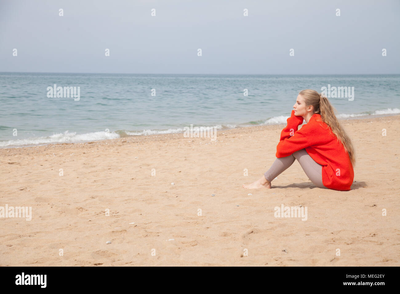 De blondine op het strand