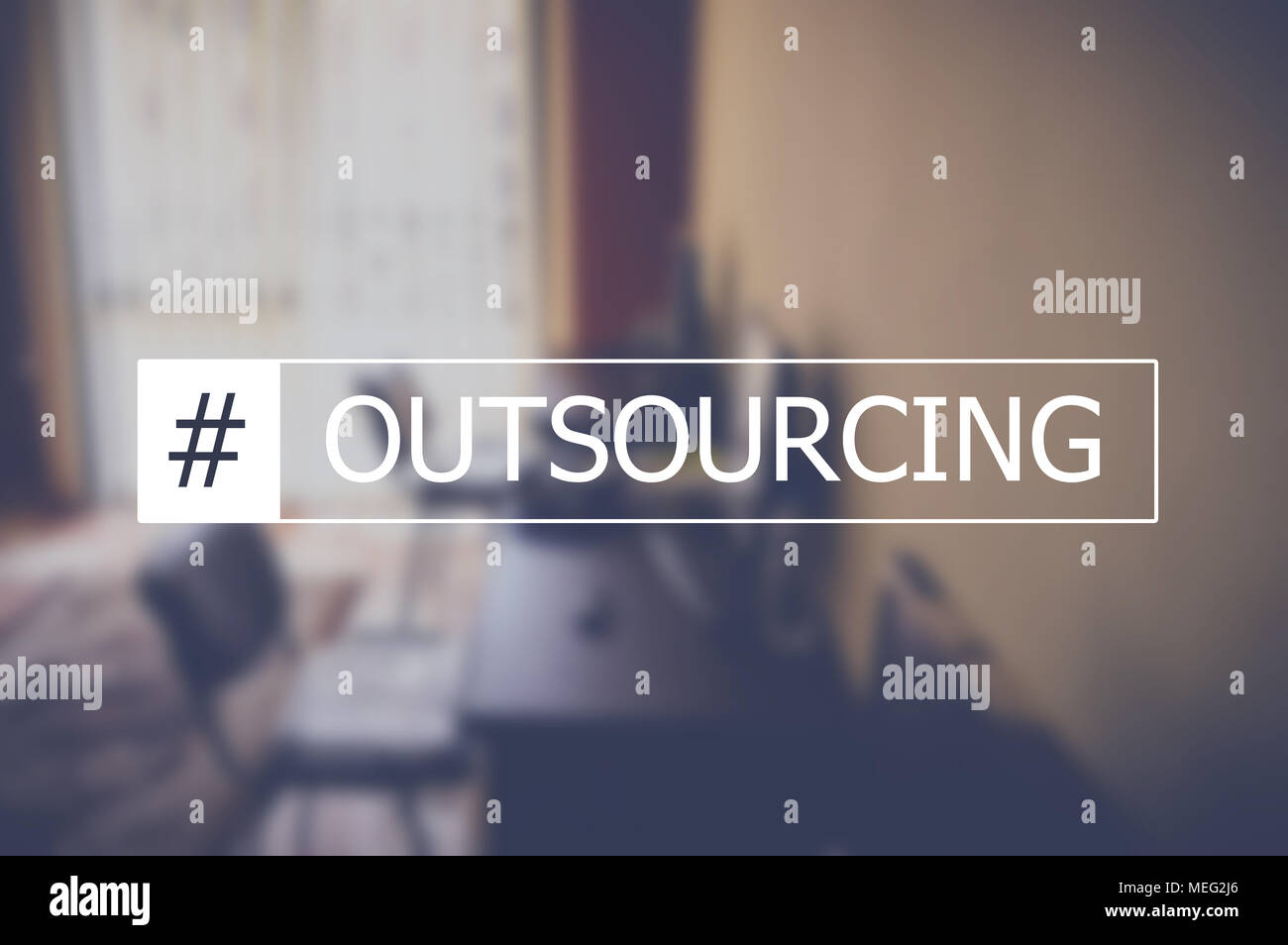 Outsourcing Wort mit Business verschwimmenden Hintergrund Stockfoto