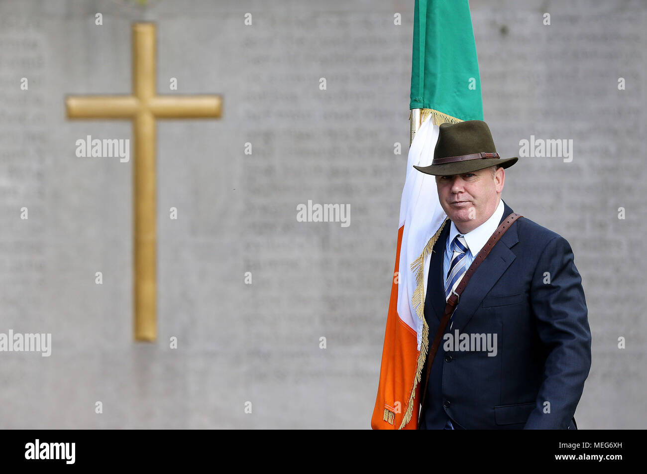 Fahnenträger Anthony Greene hält die Trikolore vor der jährlichen Fianna Fail 1916 Ostern steigende Gedenken an Arbour Hill Friedhof in Dublin. Stockfoto