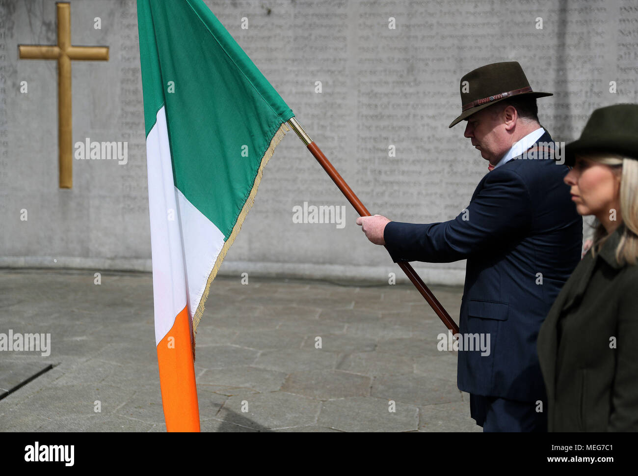 Fahnenträger Anthony Greene hält die Trikolore während der jährlichen Fianna Fail 1916 Ostern steigende Gedenken an Arbour Hill Friedhof in Dublin. Stockfoto