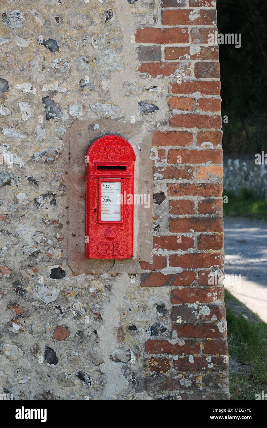 Alte Gusseisen roten Briefkasten in der Wand einer Scheune Saddlescombe Bauernhof, East Sussex, Großbritannien Stockfoto