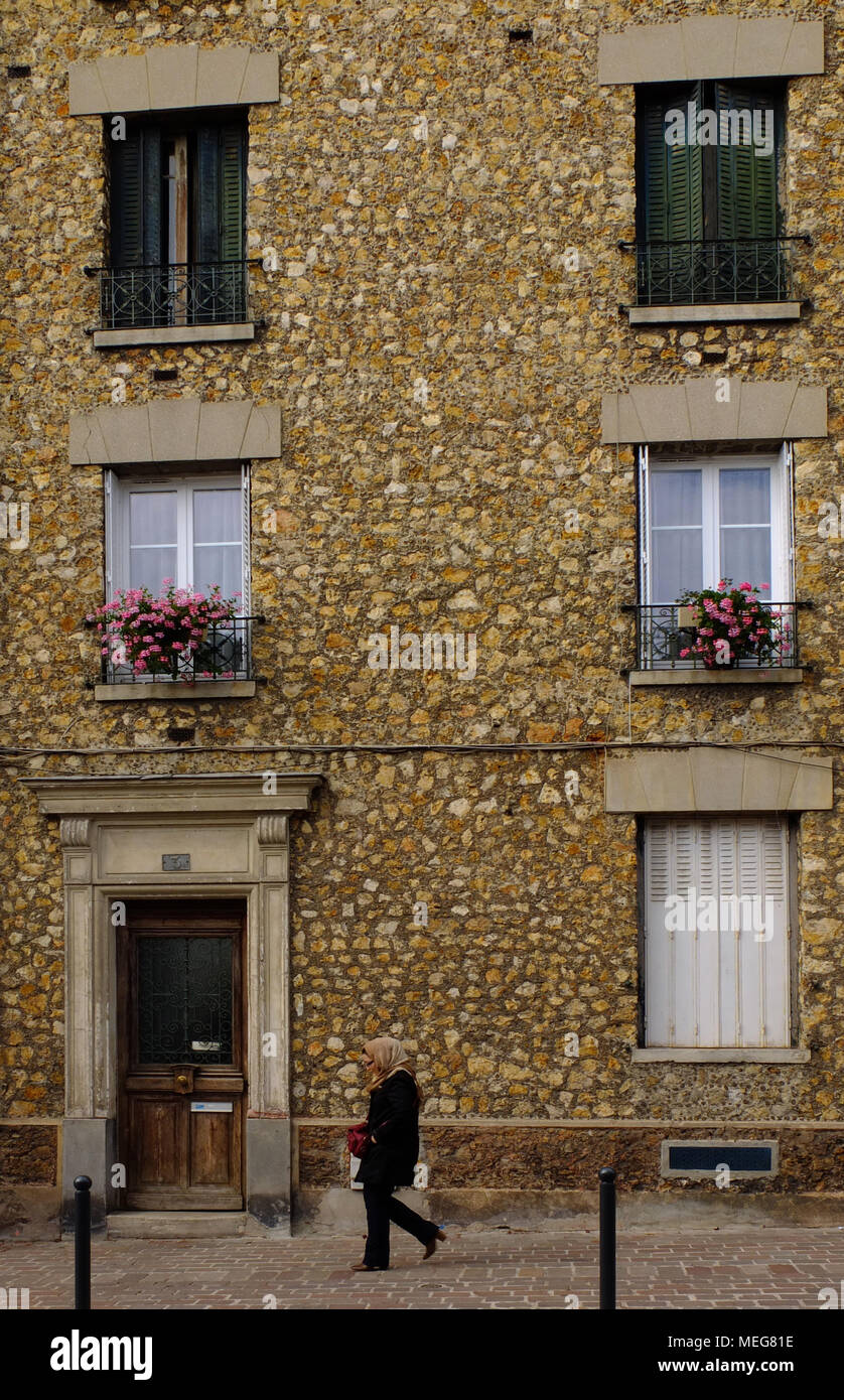 Lokale vorbei gehen. Eine Stadt Haus am Stadtrand von Paris. Stockfoto