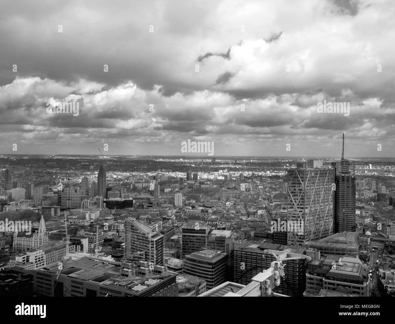 LONDON, ENGLAND - 16. APRIL 2018: Eine Schwarz-Weiß-Fotografie des Zentrums von London. Stockfoto