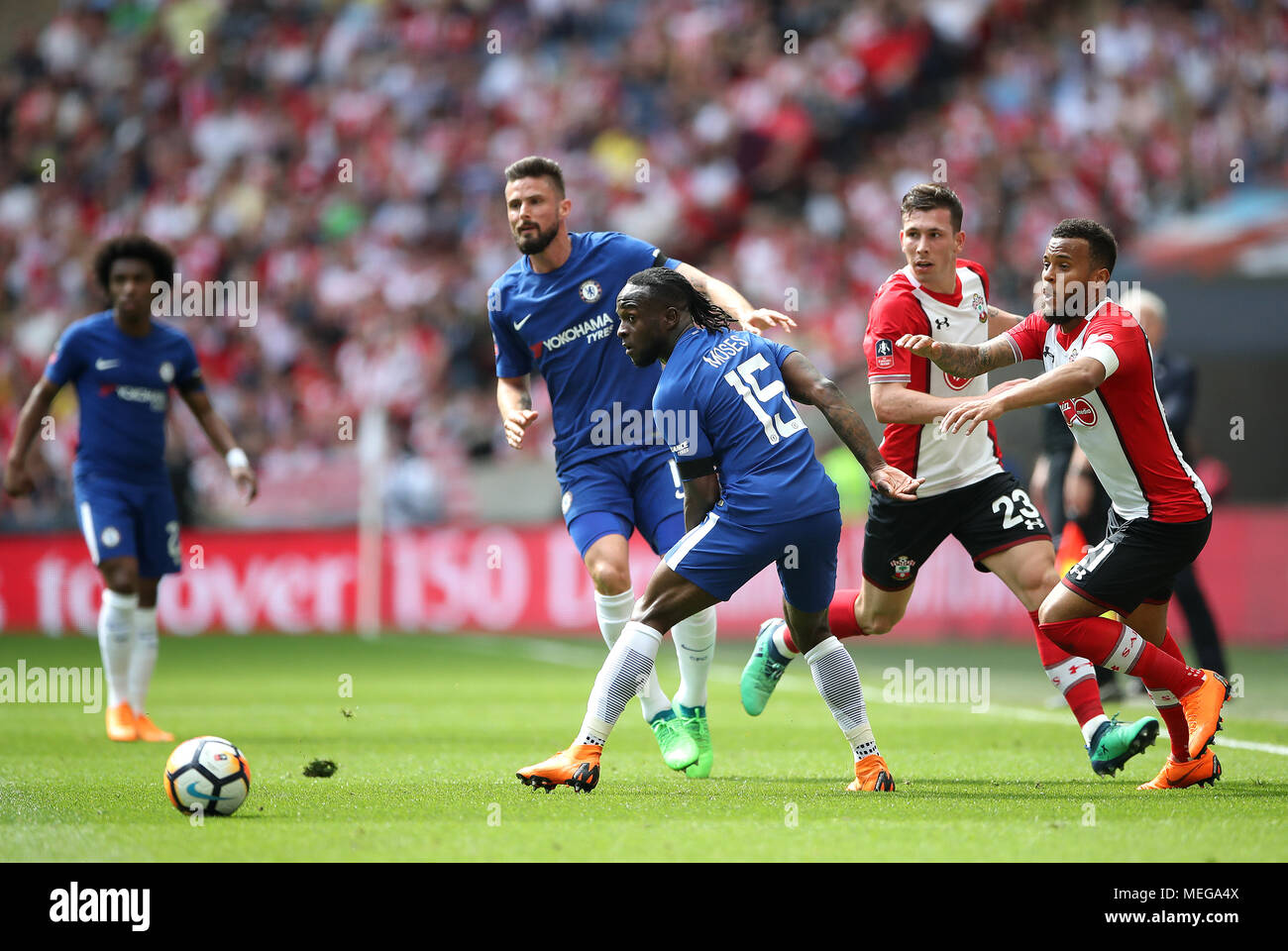 Chelsea's Victor Moses (Mitte) in Aktion während der Emirate FA-Cup Halbfinale im Wembley Stadion, London. Stockfoto