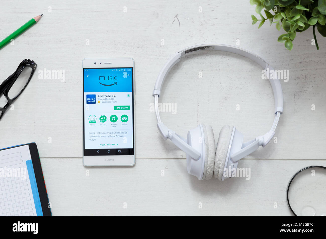WROCLAW, Polen - 29. MÄRZ 2018: Amazon Musik ist ein Service, mit rechtlichen Streaming Musik. Smartphone mit Amazon Musik App in Google Play Store o Stockfoto