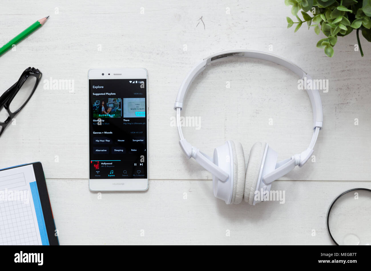 WROCLAW, Polen - 29. MÄRZ 2018: die Gezeiten ist Musik, Service, bietet rechtliche Streaming Musik. Mit Gezeiten app auf Schreibtisch Konzept Smartphone. Stockfoto