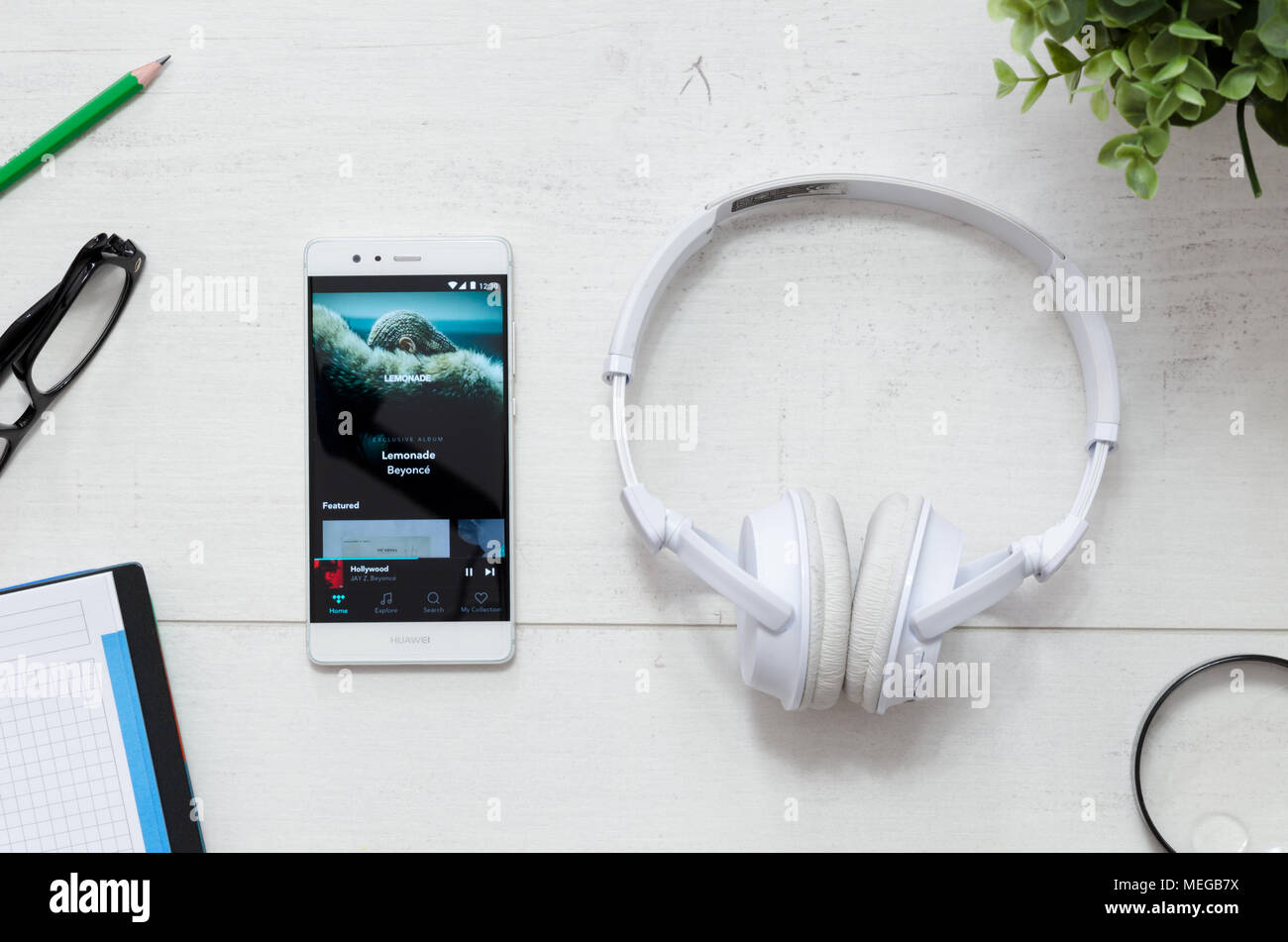 WROCLAW, Polen - 29. MÄRZ 2018: die Gezeiten ist Musik, Service, bietet rechtliche Streaming Musik. Mit Gezeiten app auf Schreibtisch Konzept Smartphone. Stockfoto