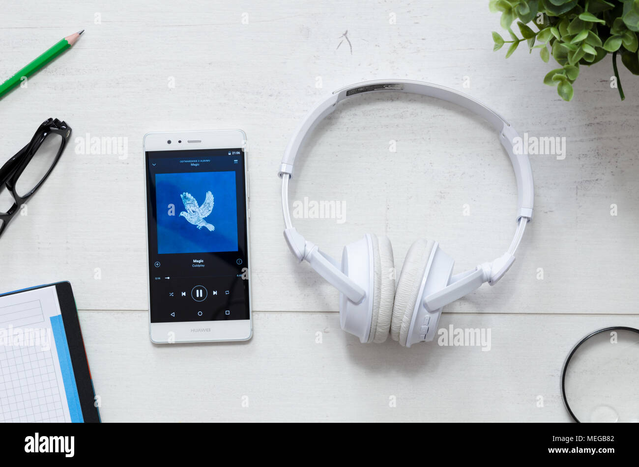 WROCLAW, Polen - 29. MÄRZ 2018: Spotify ist eine Musik Service, bietet rechtliche Streaming Musik. Mit Spotify app auf Schreibtisch Konzept Smartphone Stockfoto