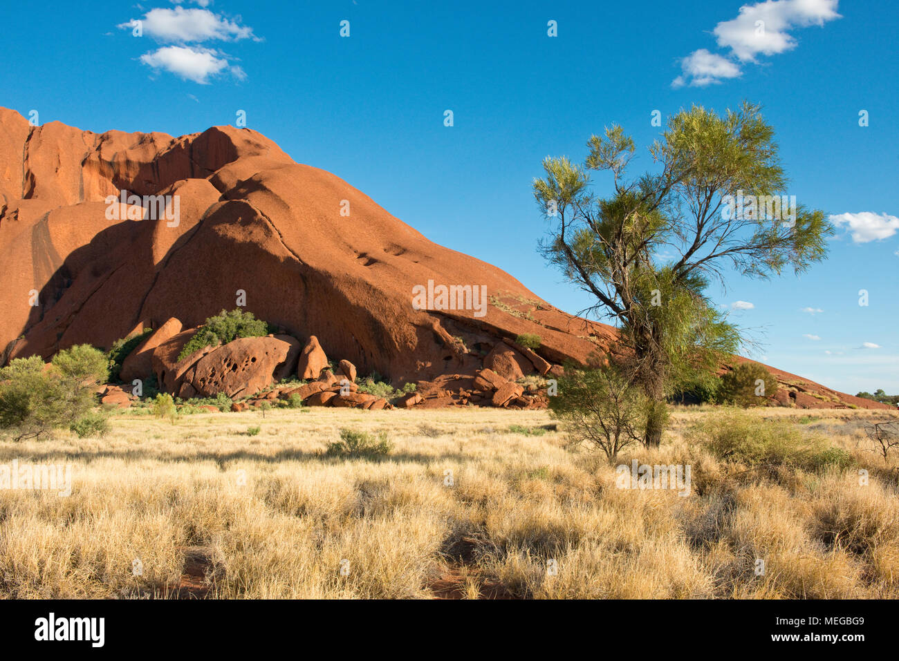 Uluru (Ayers Rock), Uluṟu - Kata Tjuṯa National Park. Northern Territory, Australien. Stockfoto