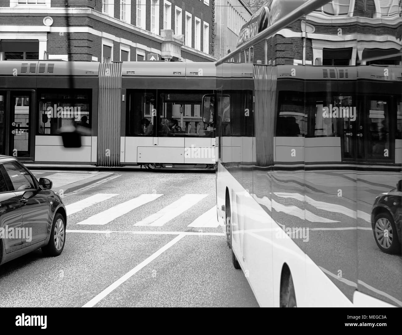 Schwarze und weiße Blick auf Straße Verkehr mit reflectiom in Bus-Fenster. surreale Urban concepn backgruond. Stockfoto