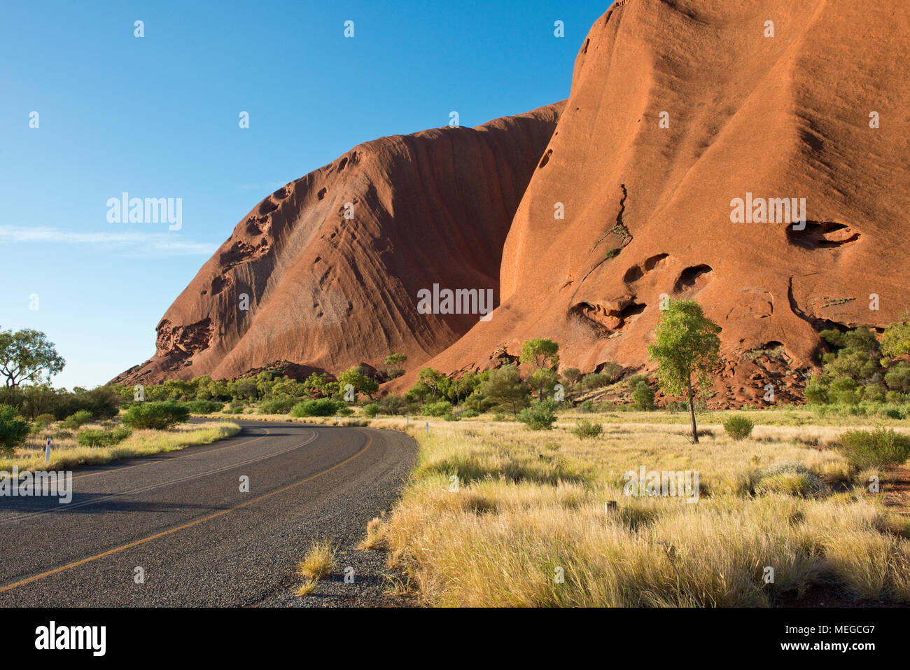 Verwitterte Löcher und Höhlen in den Felsen des Uluru (Ayers Rock). Uluṟu - Kata Tjuṯa National Park. Northern Territory, Australien. Stockfoto