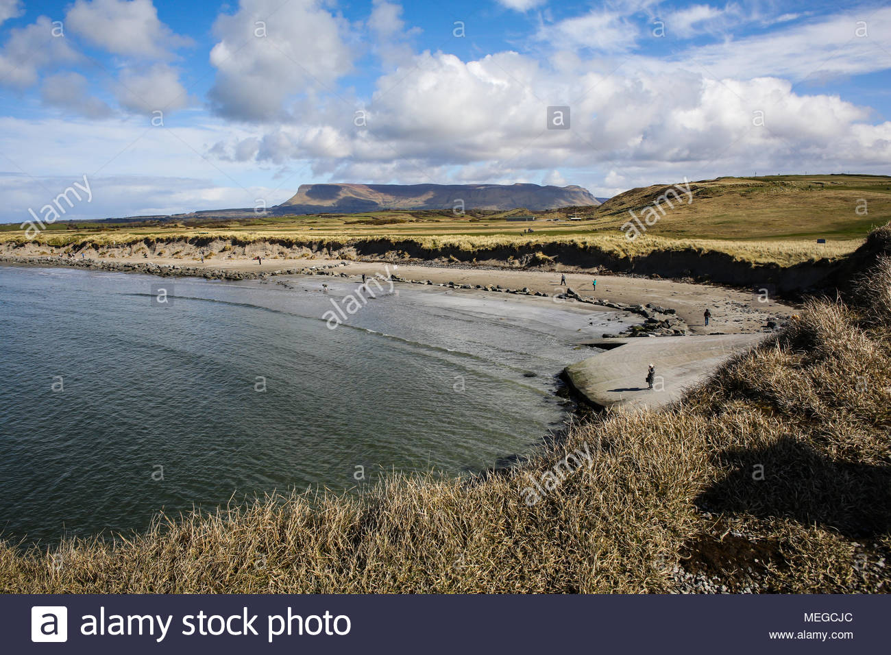 Ein schöner Tag am Rosses Point in Sligo mit Ben Bulben im Hintergrund. Stockfoto