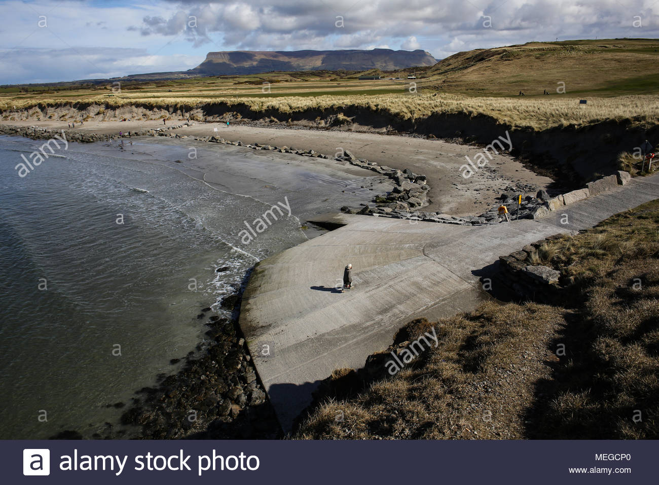 Ein schöner Tag am Rosses Point in Sligo mit Ben Bulben im Hintergrund. Stockfoto