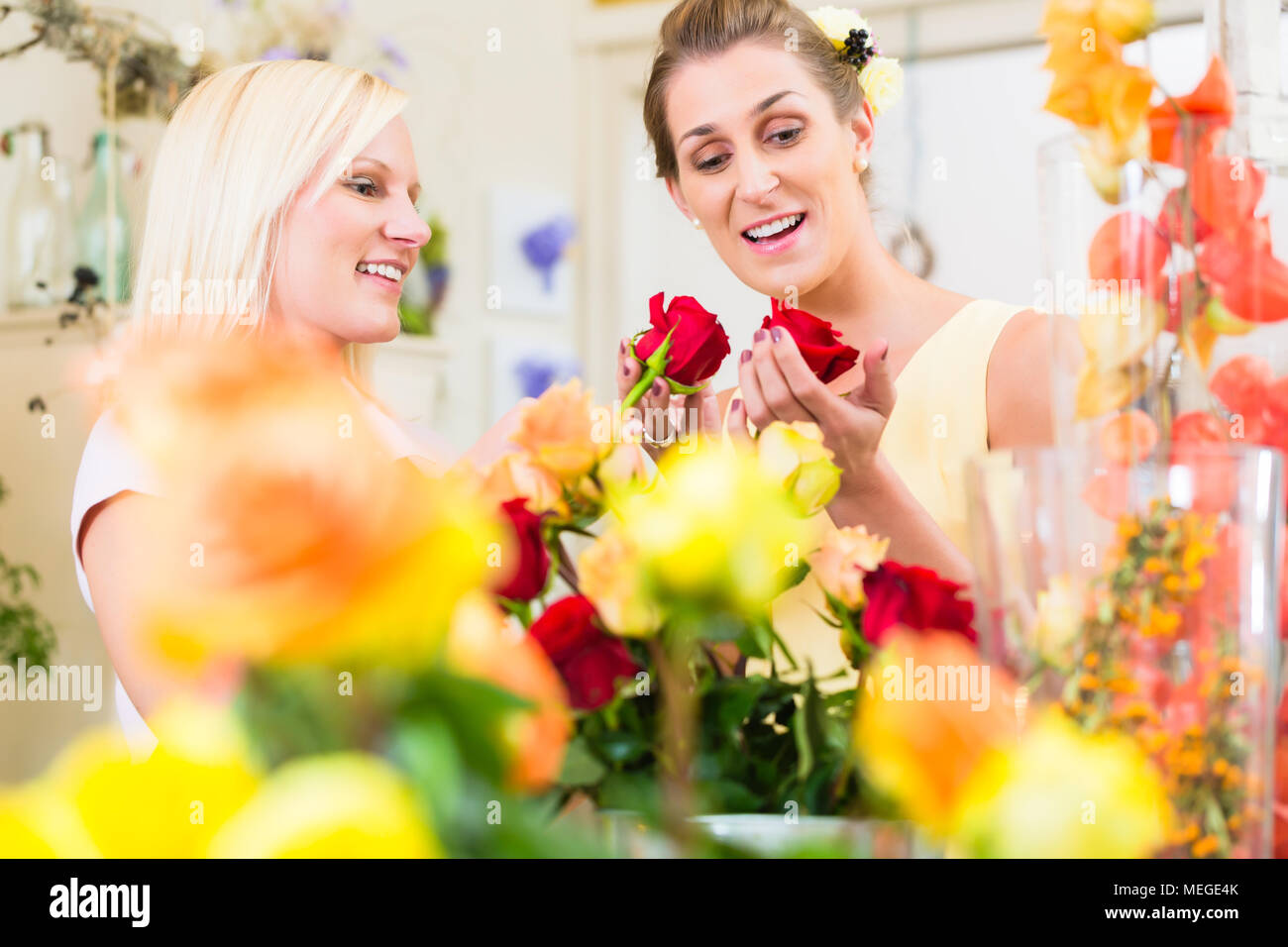 Frauen in den Blumenladen kaufen Rosen Stockfoto