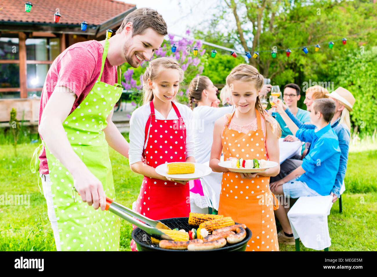 Familie mit Grill im Garten party Stockfoto