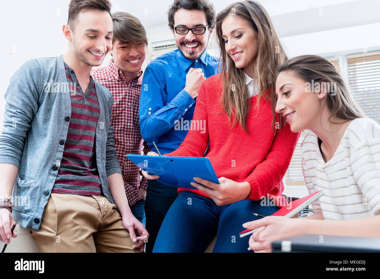 Gruppe von Schülern gemeinsam lernen in der Hochschule Stockfoto