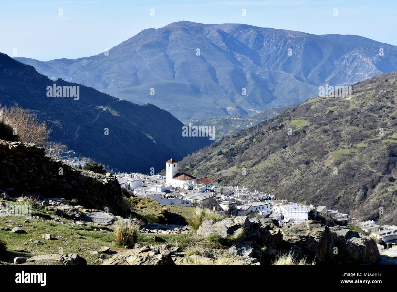 Blick auf die weiß getünchten Dorf Capileira und das poqueira Tal, Las Alpujarras, Spanien Stockfoto