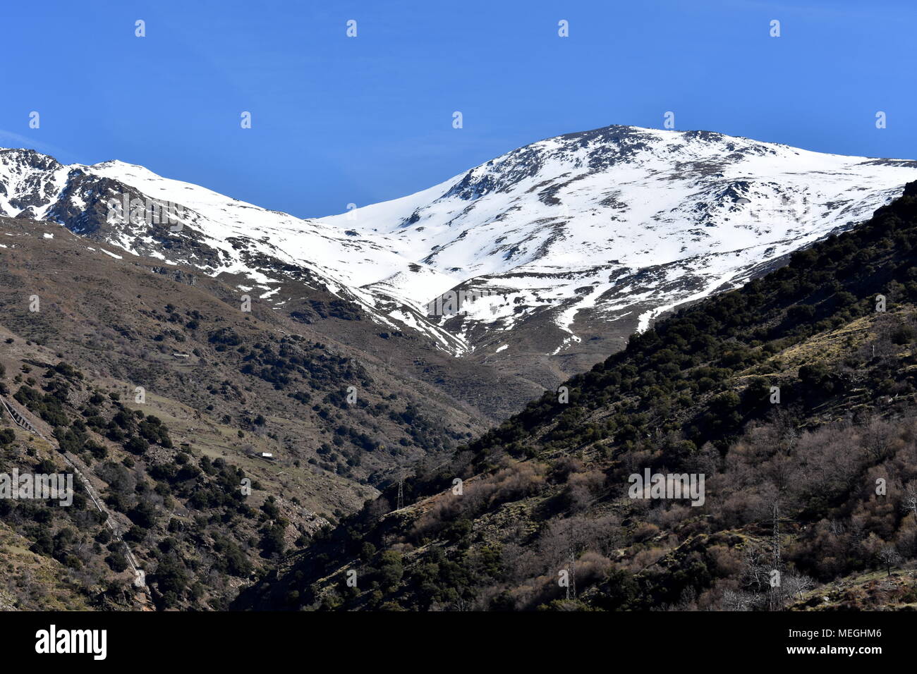 Poqueira Schlucht und die schneebedeckten Berge der Sierra Nevada