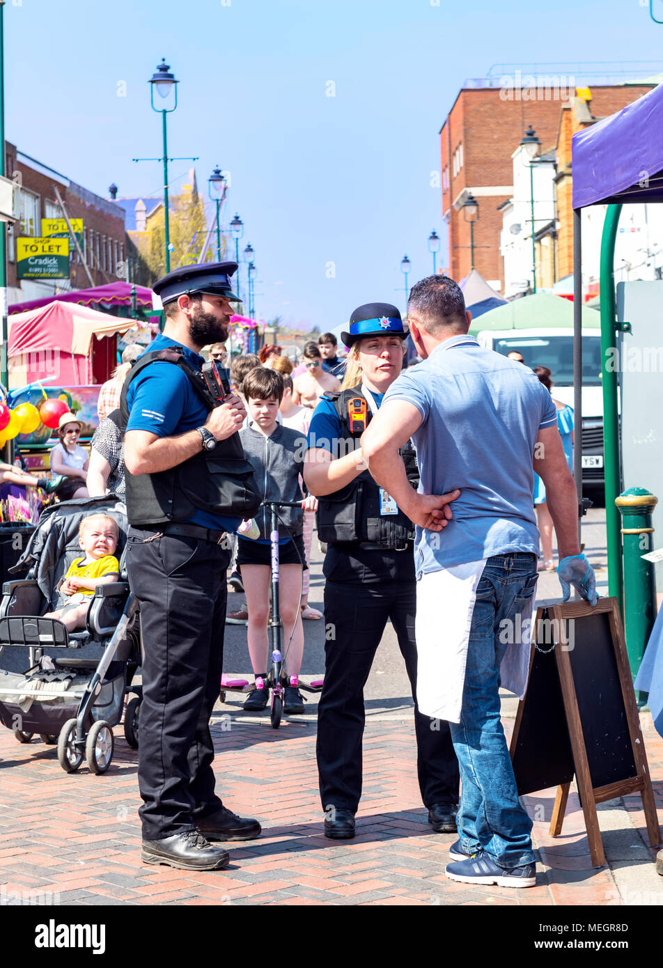 Die Unterstützung der Gemeinschaft zwei Offiziere zu einem standbesitzer an der Sittingbourne St Georges tag Festival chatten Stockfoto
