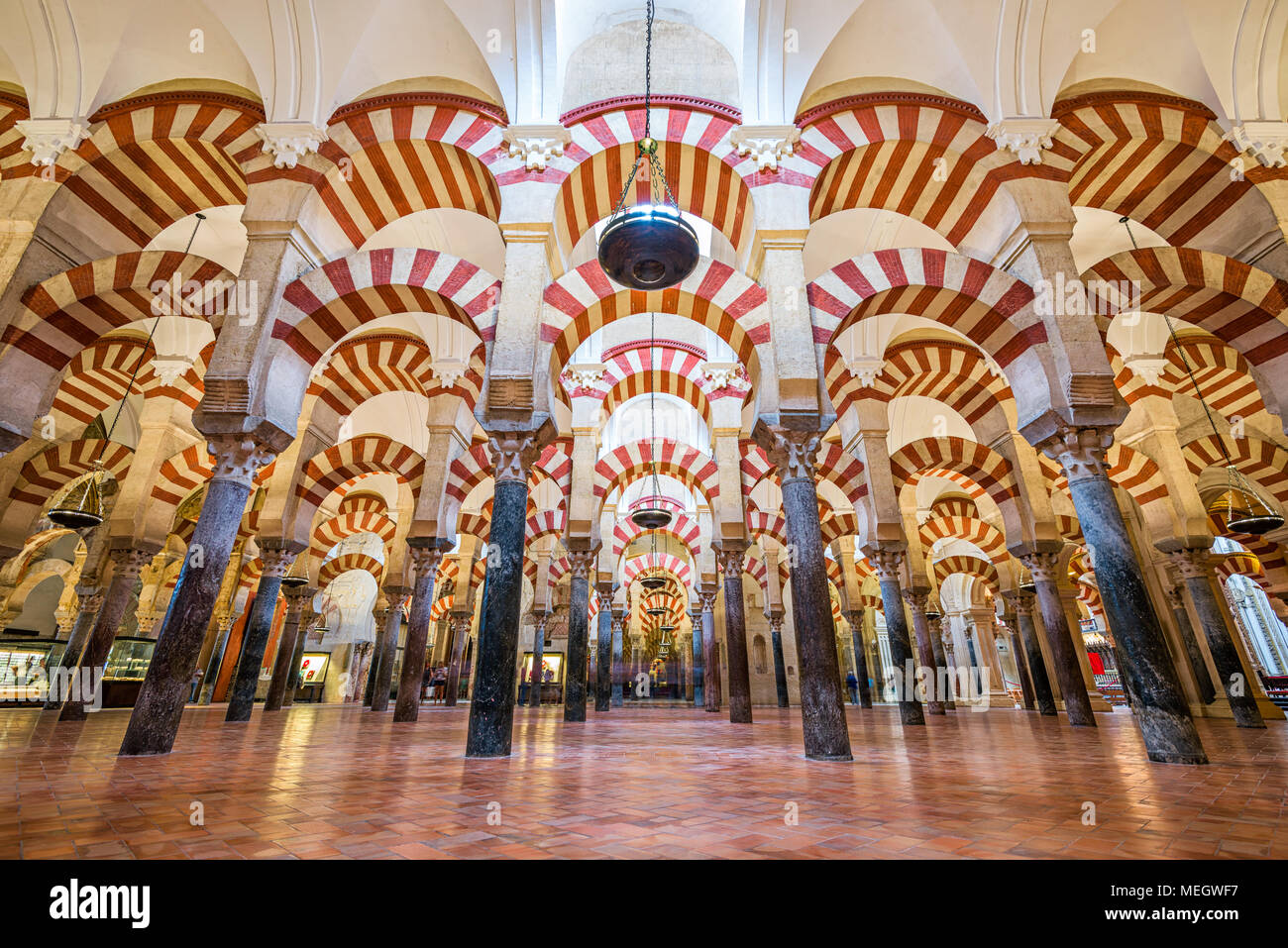 CORDOBA, Spanien - 10. November 2014: Säulenhalle in der Moschee-Kathedrale von Córdoba. Die Website hat eine reiche religiöse Geschichte und ist derzeit ein activ Stockfoto