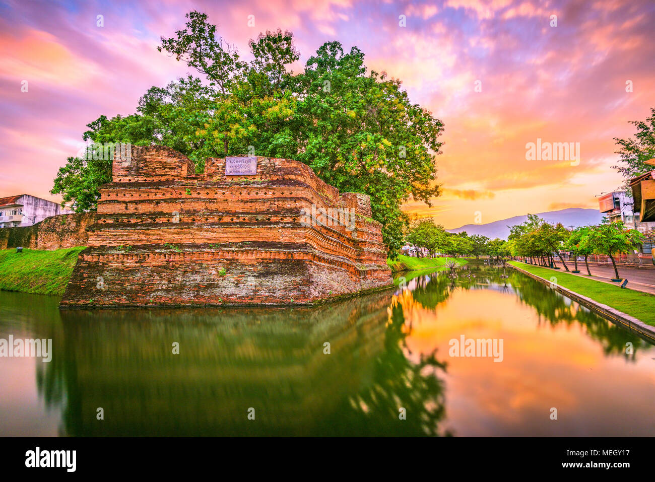 Chiang Mai, Thailand Altstadt alte Wall und Graben in der Abenddämmerung. Stockfoto