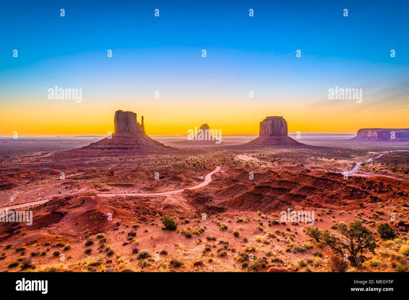 Monument Valley, Arizona, USA in der Morgendämmerung. Stockfoto